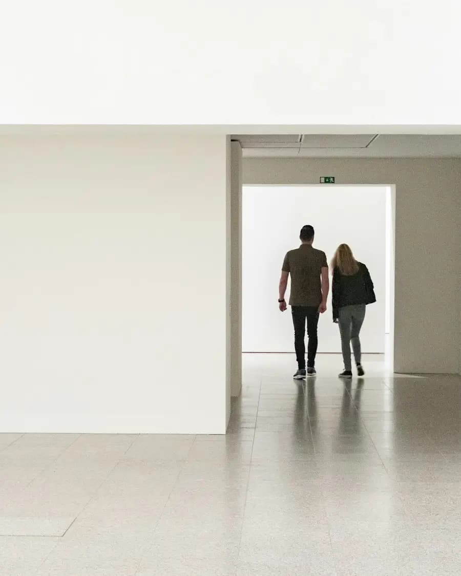Beispielbild: Paar geht bei einer Besichtigung durch eine leere, helle Wohnung